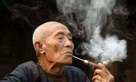 为什么烟盒子上写着吸烟有害健康(吸烟有益健康的烟盒)