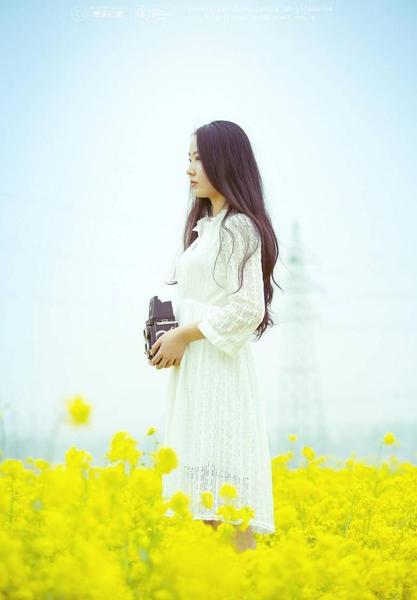 适合油菜花里拍照的衣服颜色