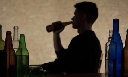 爱喝酒的人最后都怎么样了(酒长期喝多了会怎么样)