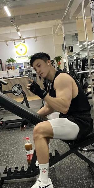来着邻居家的(开着邻居家的toyota追着日落搞笑)