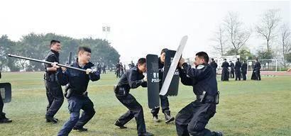 警察抓小偷怎么做