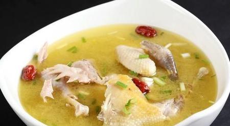 土鸡汤放什么好吃一点(鸡汤用什么炖好吃又营养)