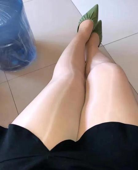 连裤袜属于裤子还是袜子