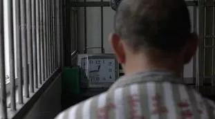 死刑犯为什么不在监狱在看守所(死刑犯在牢里戴脚镣吗)