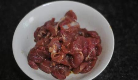 肉怎么腌制比较嫩(腌牛肉蛋清和生粉都要放吗)
